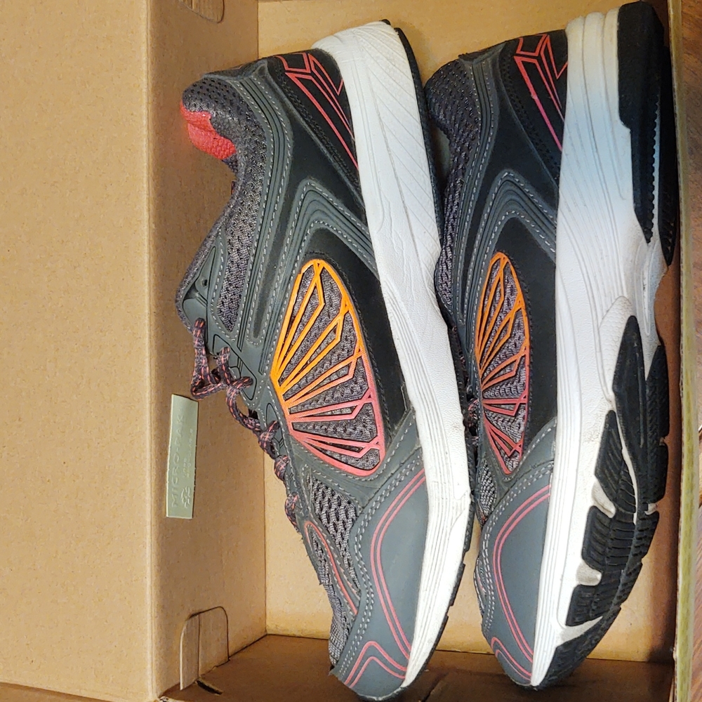 Woman's athletic shoes